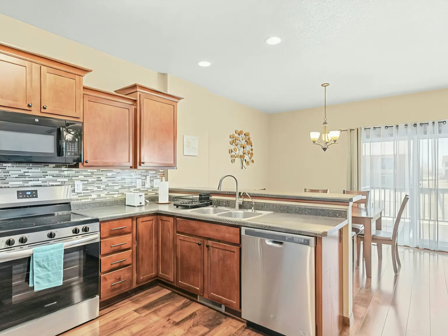 4 bed, 3.5 bath, 2204 sqft, $3,800 — Photo 3