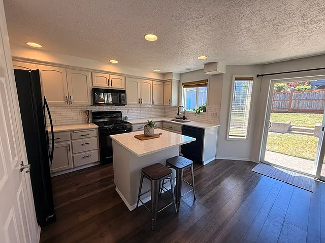 301 SW Howard Dr — Photo 4