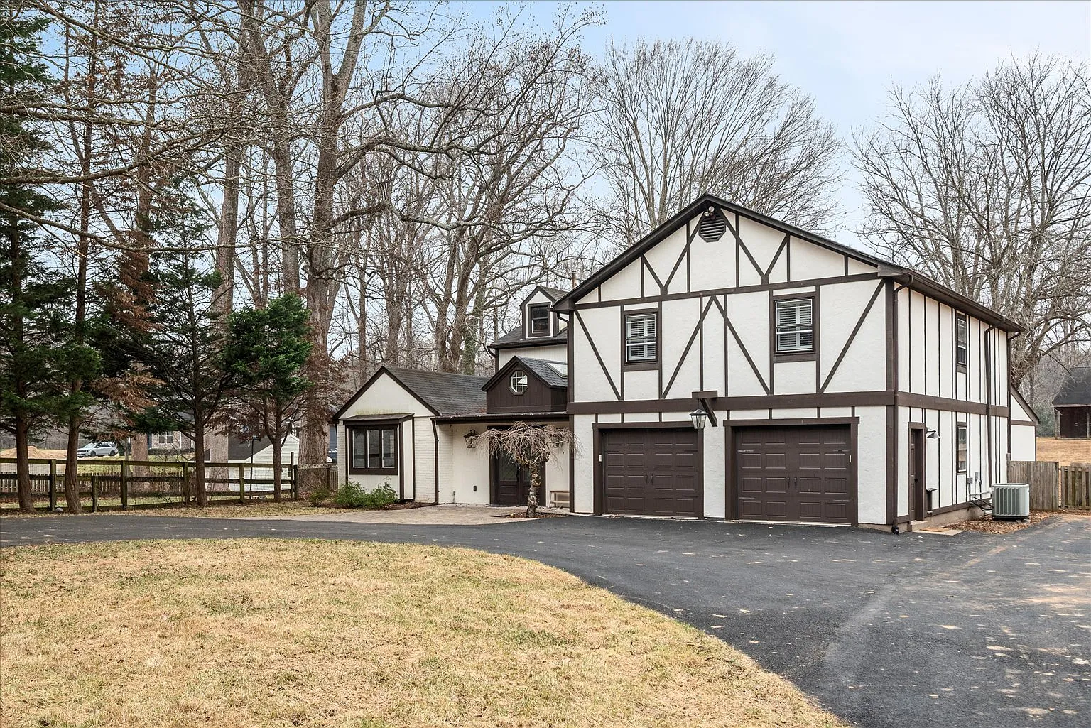 5 bed, 3562 sqft, $6,895 — Photo 3