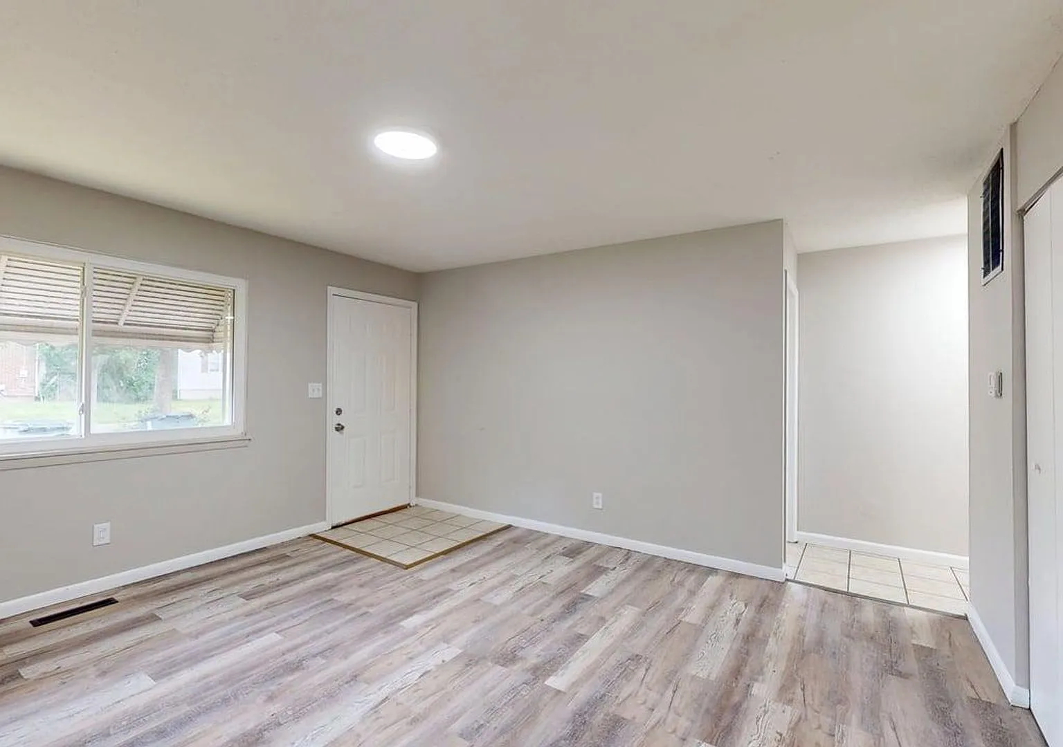 Akron 3 Bedroom Single Family Home - Move In Special! — Photo 2