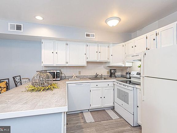 3rd image of 12300 Jamaica Ave Unit 105