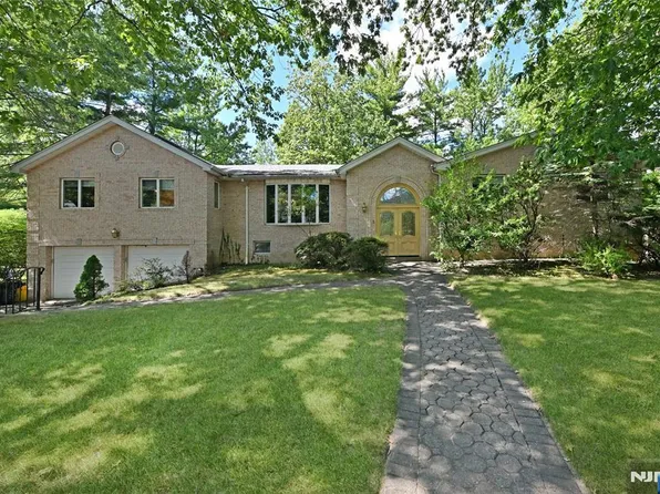 5 Ellington Pl, Englewood Cliffs, NJ 07632