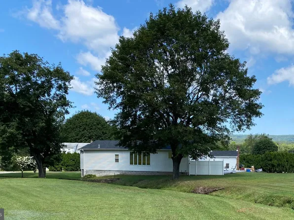 14 1st St, New Ringgold, PA 17960