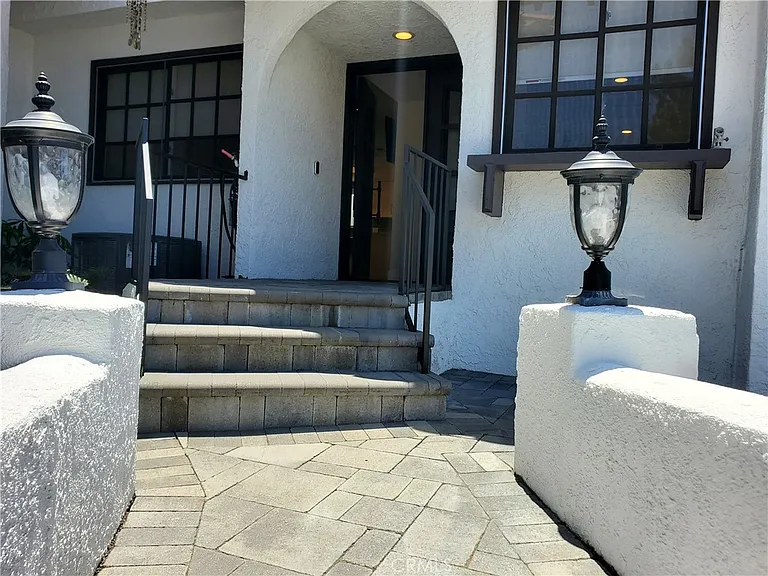 219 W Escalones — Photo 2