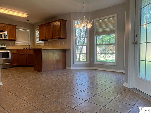 4th image of 608 W Heights Dr