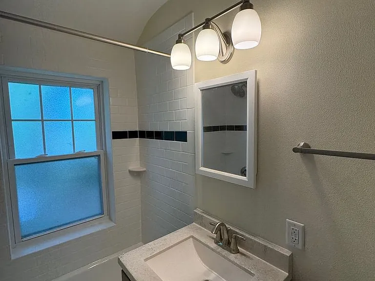 2420 E Washington Ave — Photo 16