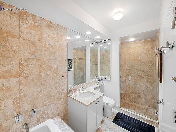5th image of 200 Riverside Blvd APT 39D