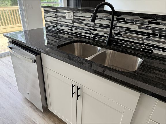 5th image of 685 Waldsmith Way