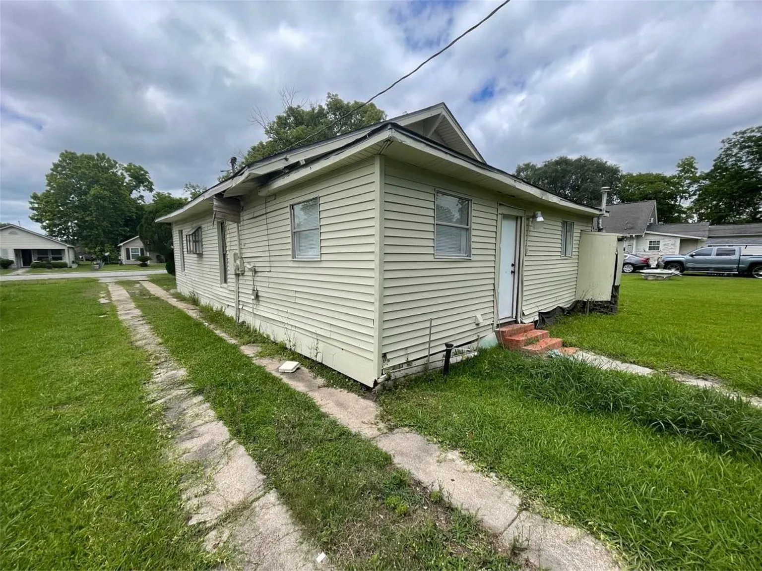 3 bed, 1.0 bath, 1232 sqft, $1,295 — Photo 3