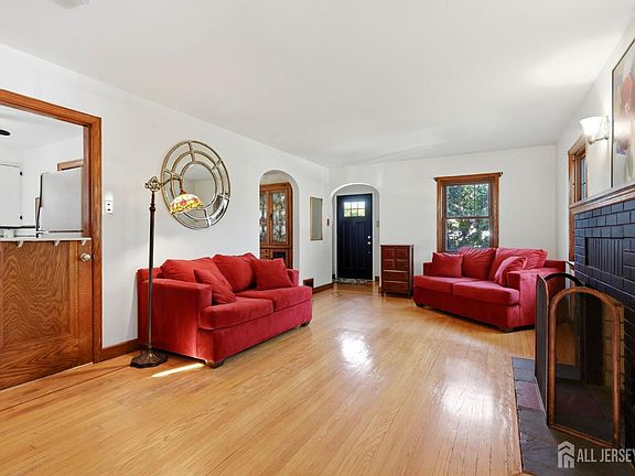 5th image of 366 Vosseller Ave