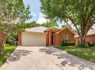 629 Forest Oaks Dr, Grand Prairie, TX 75052