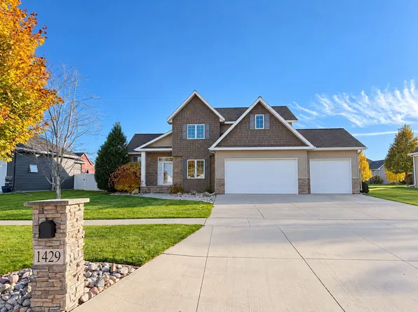 1429 Kings View Dr, Grand Forks, ND 58201