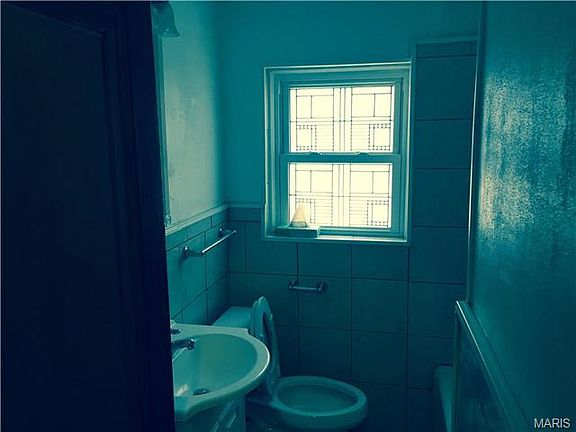 4th image of 1719 McLaran Ave