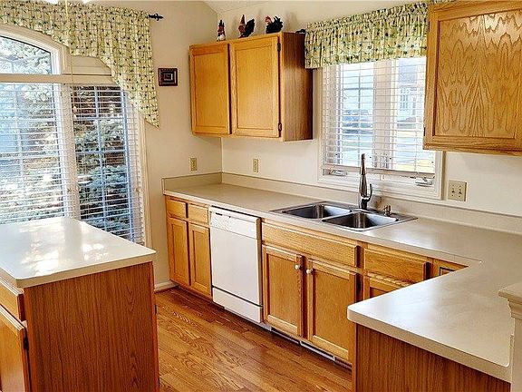 3rd image of 19 Foxtail Ln