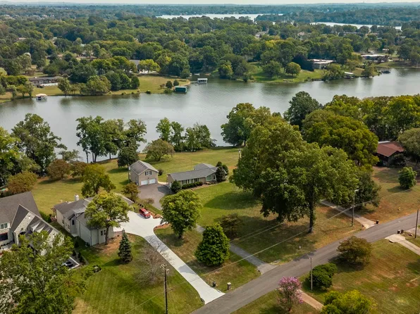 135 Bay Dr, Hendersonville, TN 37075