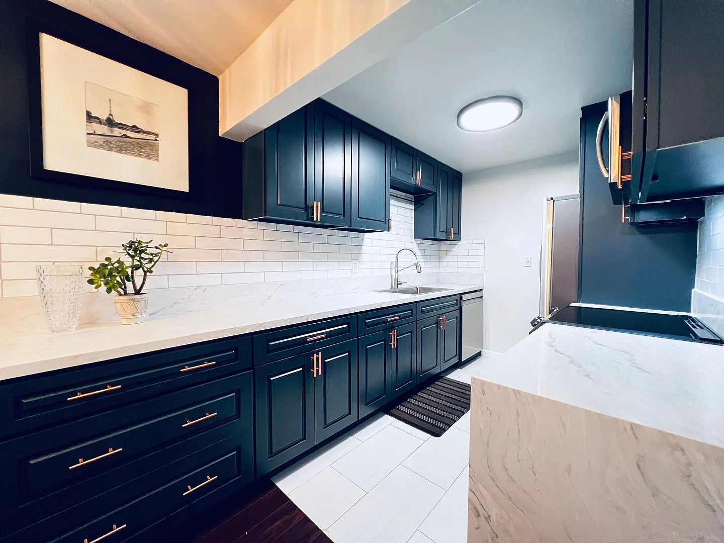 Catch this Property before it goes - Light and Bright — Photo 3