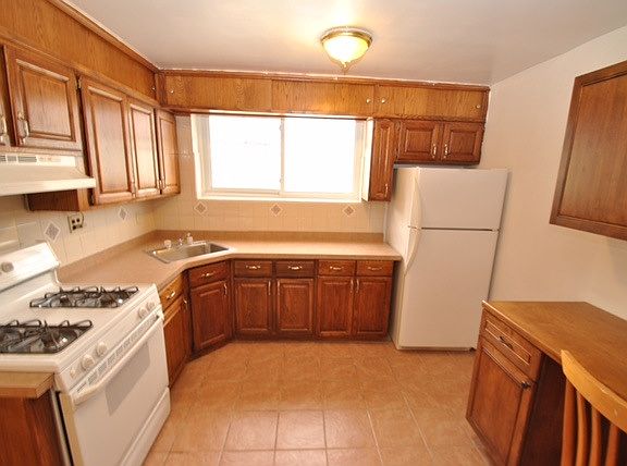 3rd image of 2751 Fenton Ave