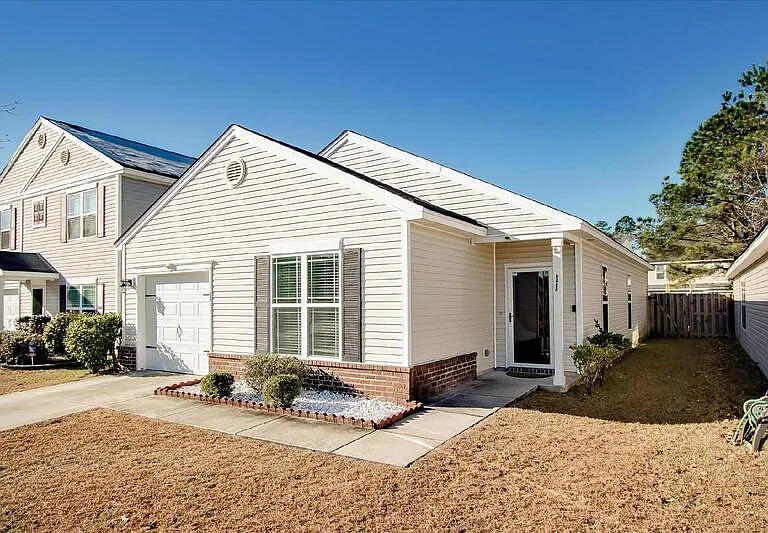 11 Summer Lake Way — Photo 1
