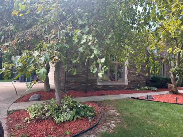 6473 Red Oak Dr, Troy, MI 48098