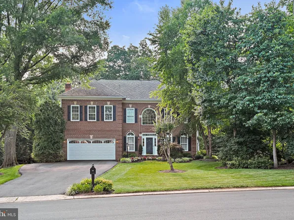 1124 Round Pebble Ln, Reston, VA 20194