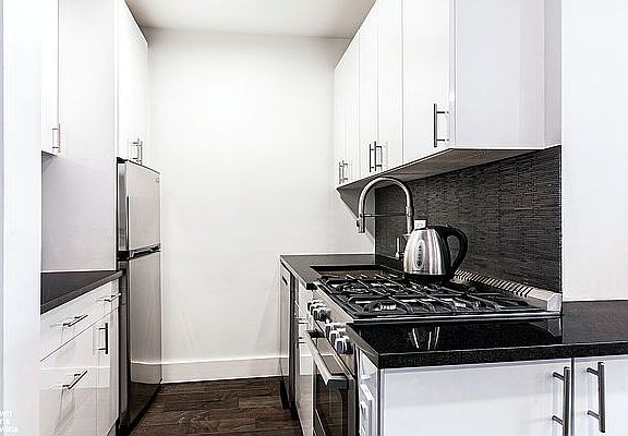 3rd image of 200 E 61st St APT 32C