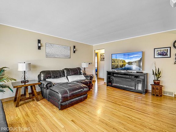 5th image of 1123 Community Dr