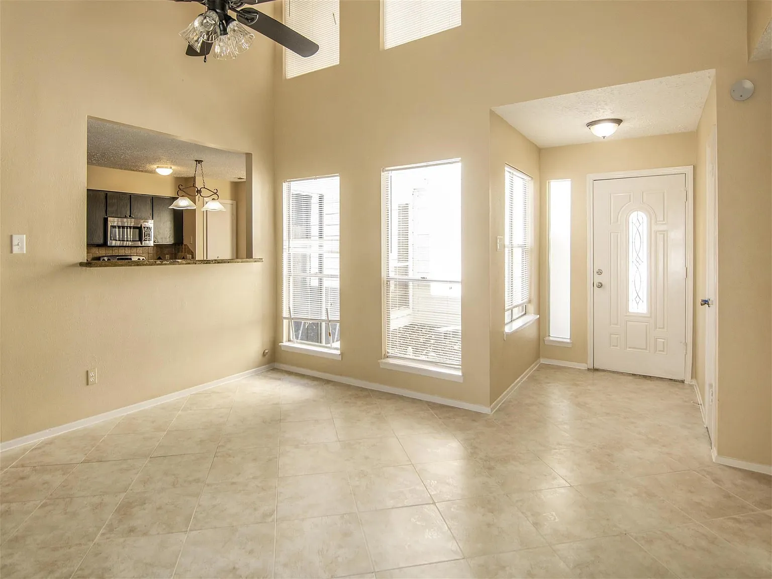3 bed, 2.0 bath, 1571 sqft, $1,800 — Photo 3