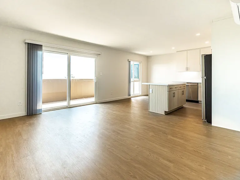 390 Stratford Ct — Photo 21
