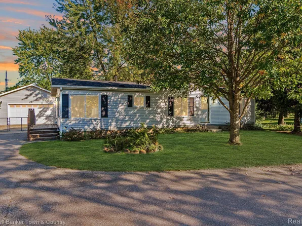 289 Rustic Cir, White Lake, MI 48386