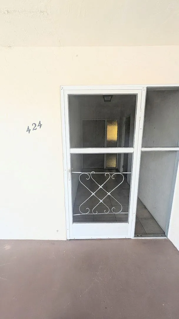 Annual Unfurnished 2/1 Condo Island Life — Photo 2
