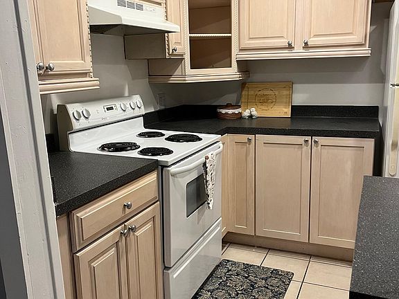 4th image of 324 Broad St APT A