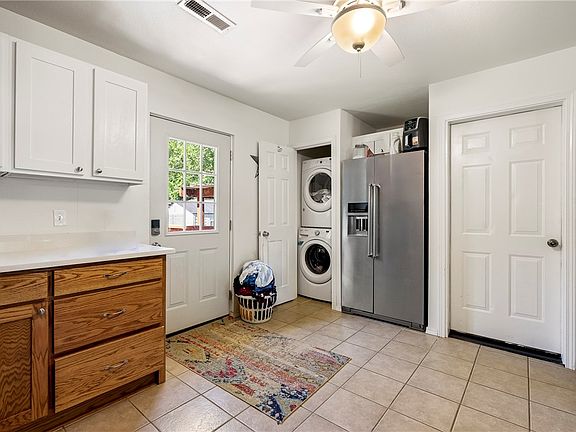 5th image of 909 SE 11th St