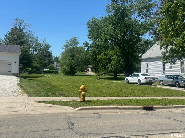 817 S Clay Ave, Jacksonville, IL 62650