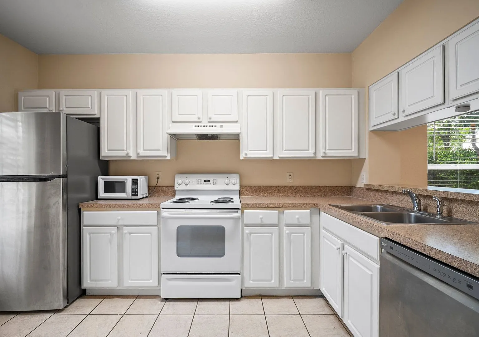 Beautiful Townhome 2-bedroom, 2.5-bathroom in the desirable Fort Myers — Photo 4