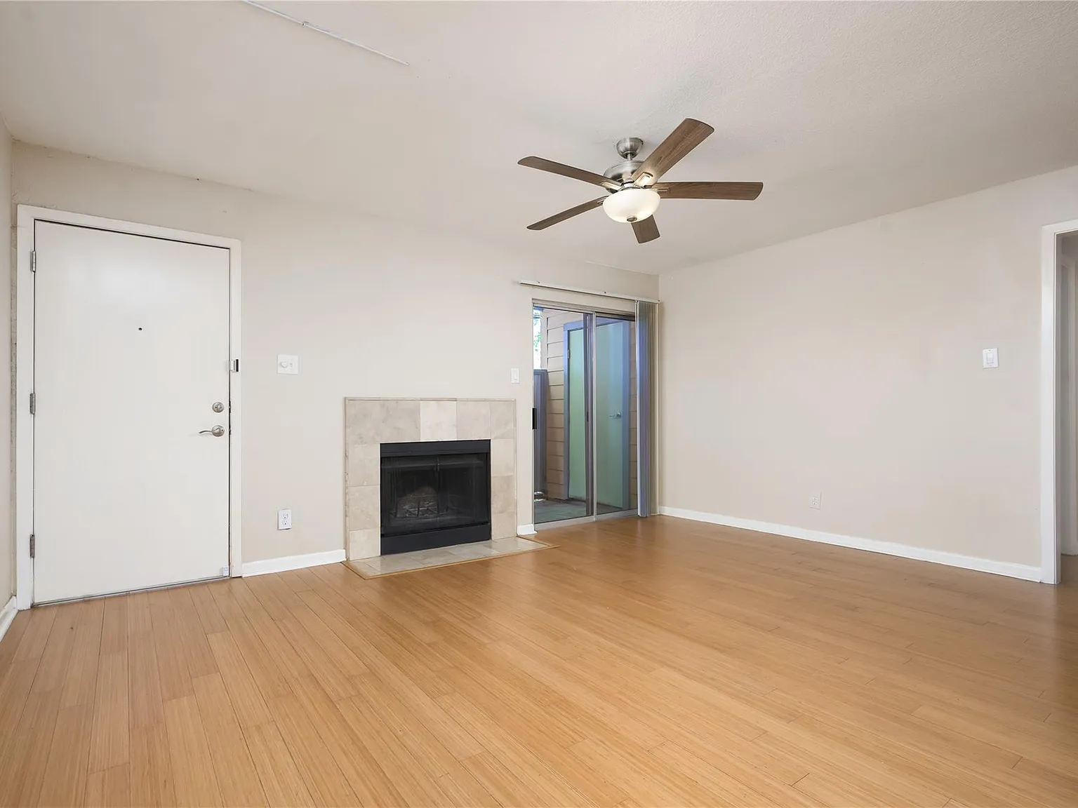2 bed, 2.0 bath, 920 sqft, $1,649 — Photo 4