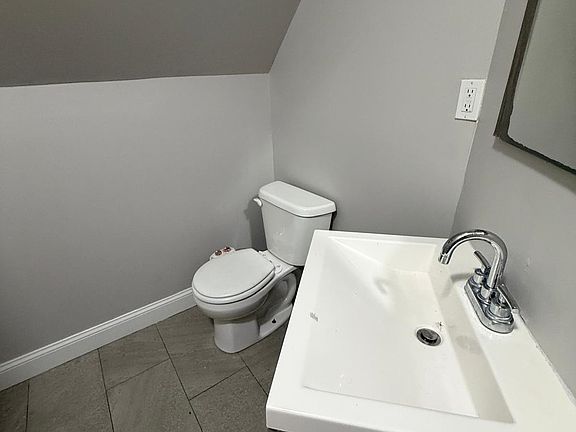 4th image of 552 Central Ave