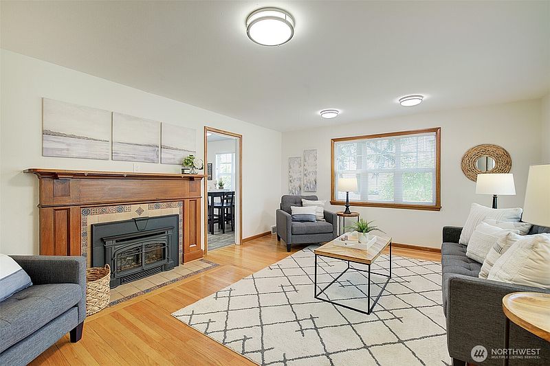 3rd image of 15524 Midvale Avenue N