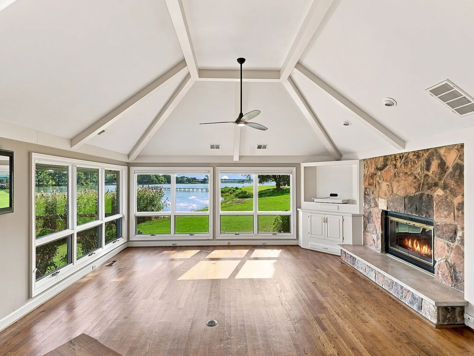 4 bed, 2.5 bath, 3632 sqft, $4,250 — Photo 3