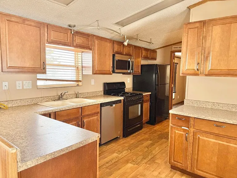 70 Twin Creek St — Photo 2