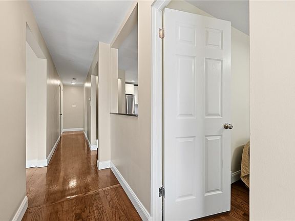 4th image of 111 Marlin Dr E