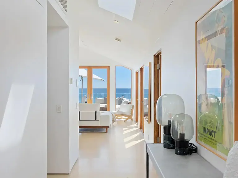 Blending luxury and modern simplicity.