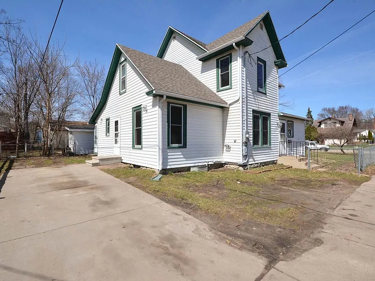 1320 2nd St SE — Photo 2