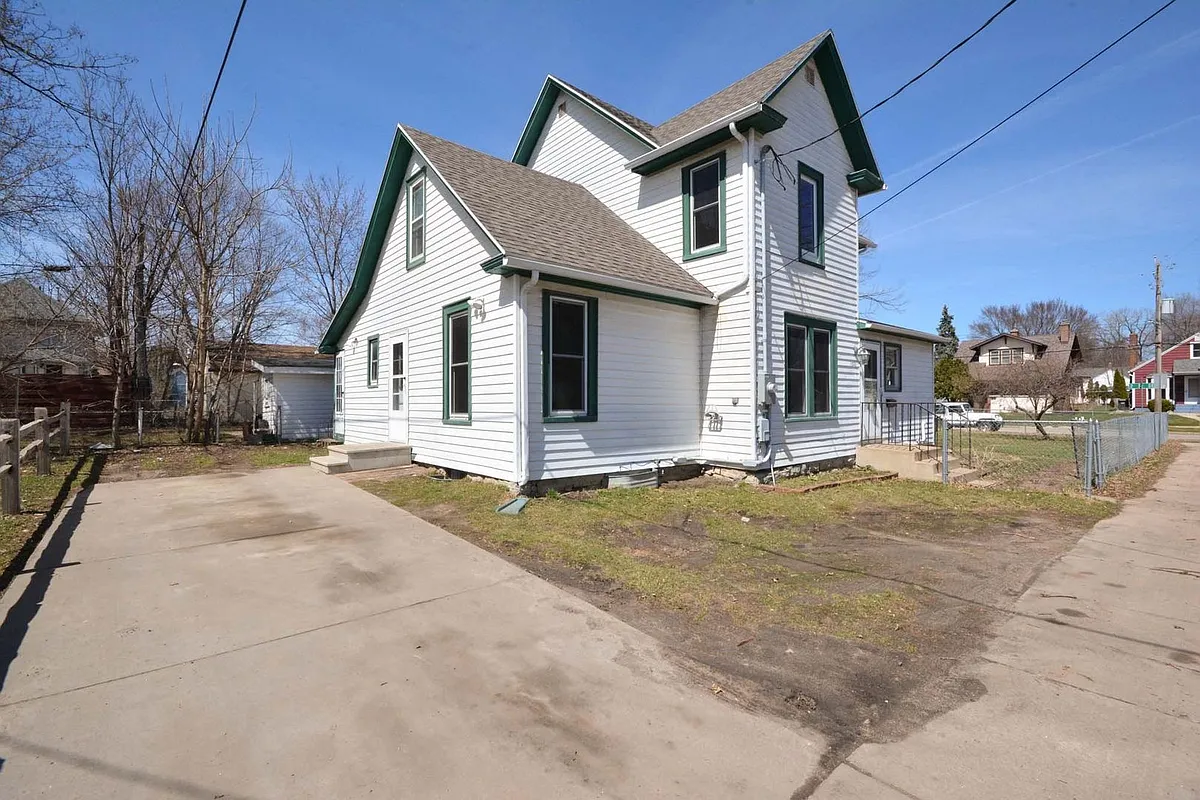 Building Photo - 1320 2nd St SE