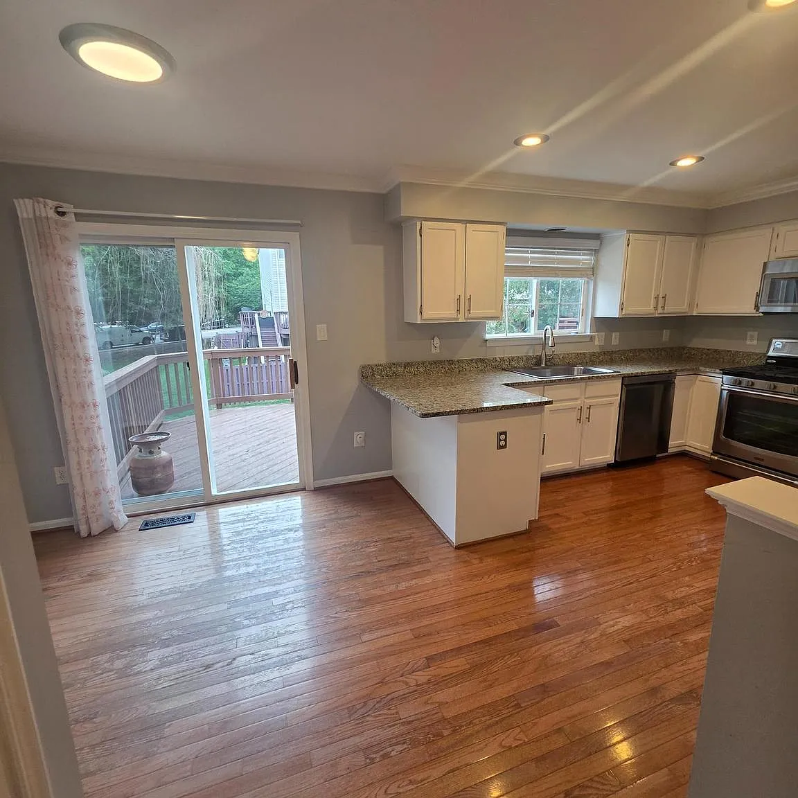 3 bed, 2.5 bath, 1374 sqft, $2,800 — Photo 3