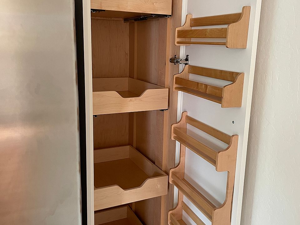 Pantry cabinet