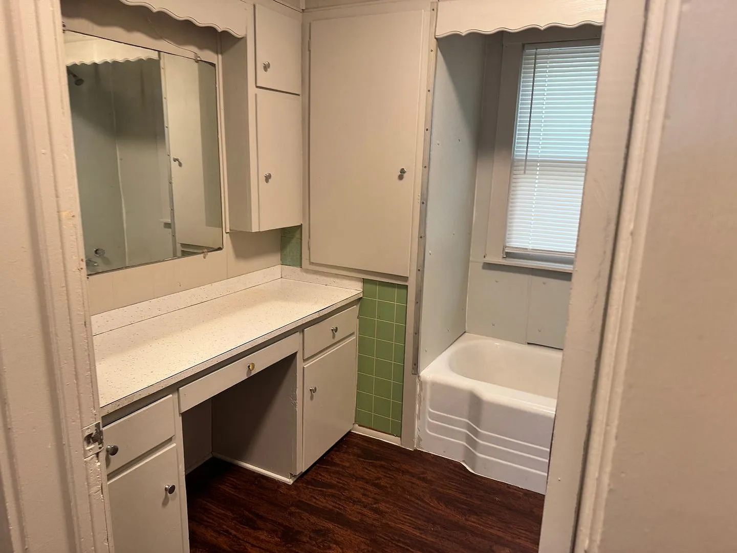 Fresh and spacious 2Bd 1 Ba w/eat-in kitchen — Photo 2