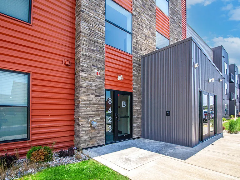 Courtyard at cobblestone Park — Photo 9