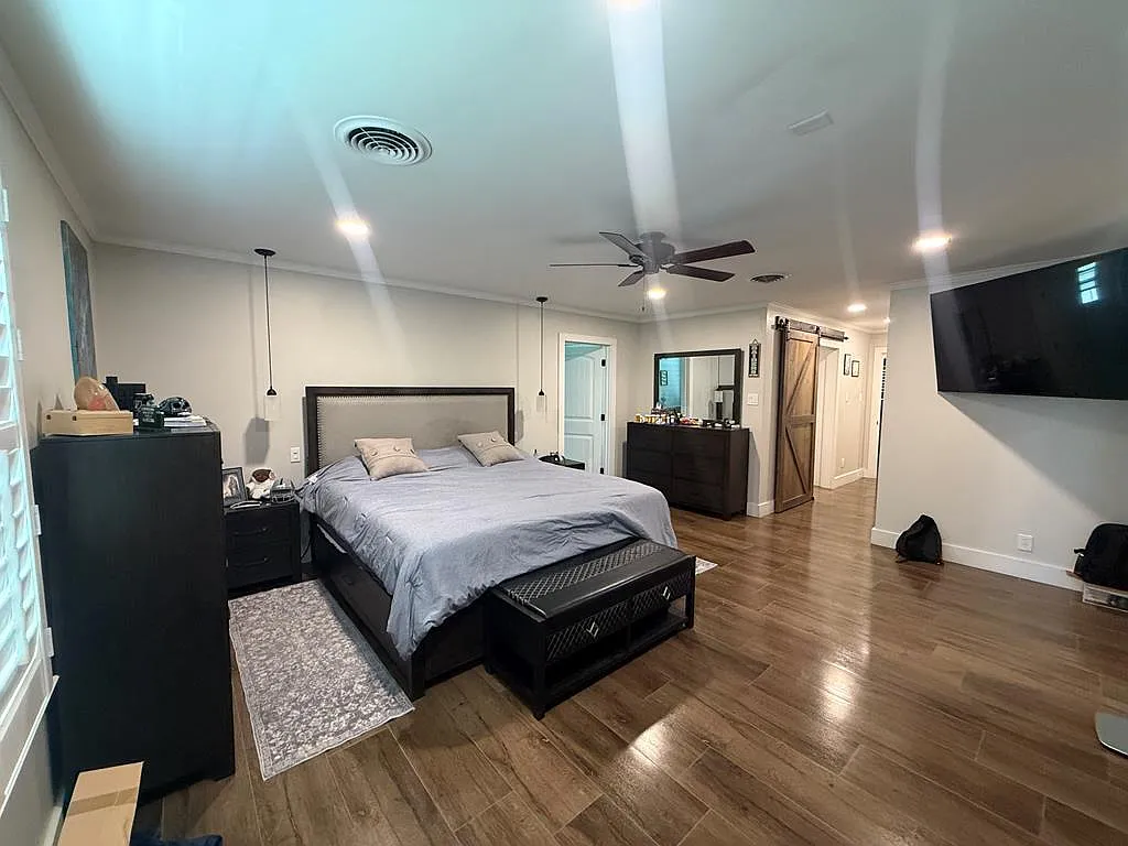 3 bed, 2.0 bath, 2300 sqft, $4,000 — Photo 2