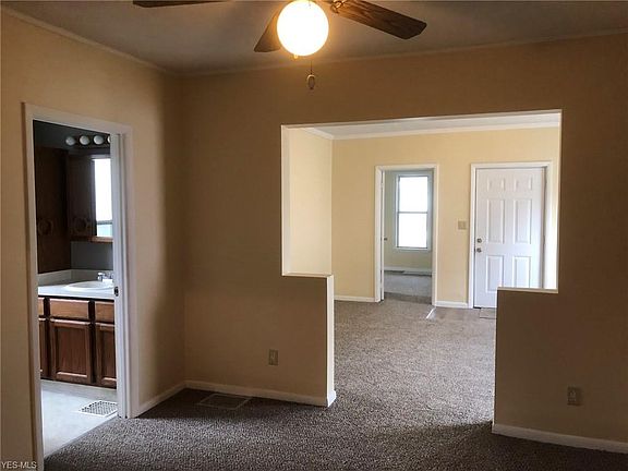 Full bath off the dining room