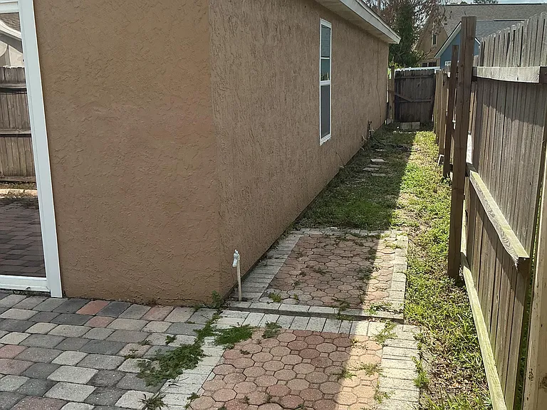 1044 Winterberry Ln — Photo 6